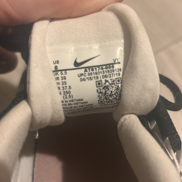 Women’s Nike Air React shoes. - Picture 3 of 4